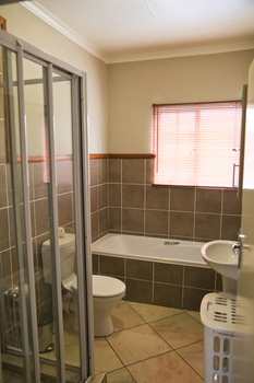 African Eagle Apartments in Benoni