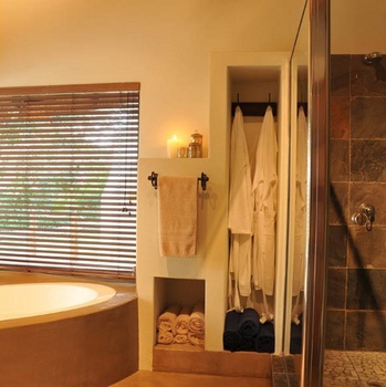 Anew Hotel Hluhluwe - Self Catering Lodge in Hluhluwe
